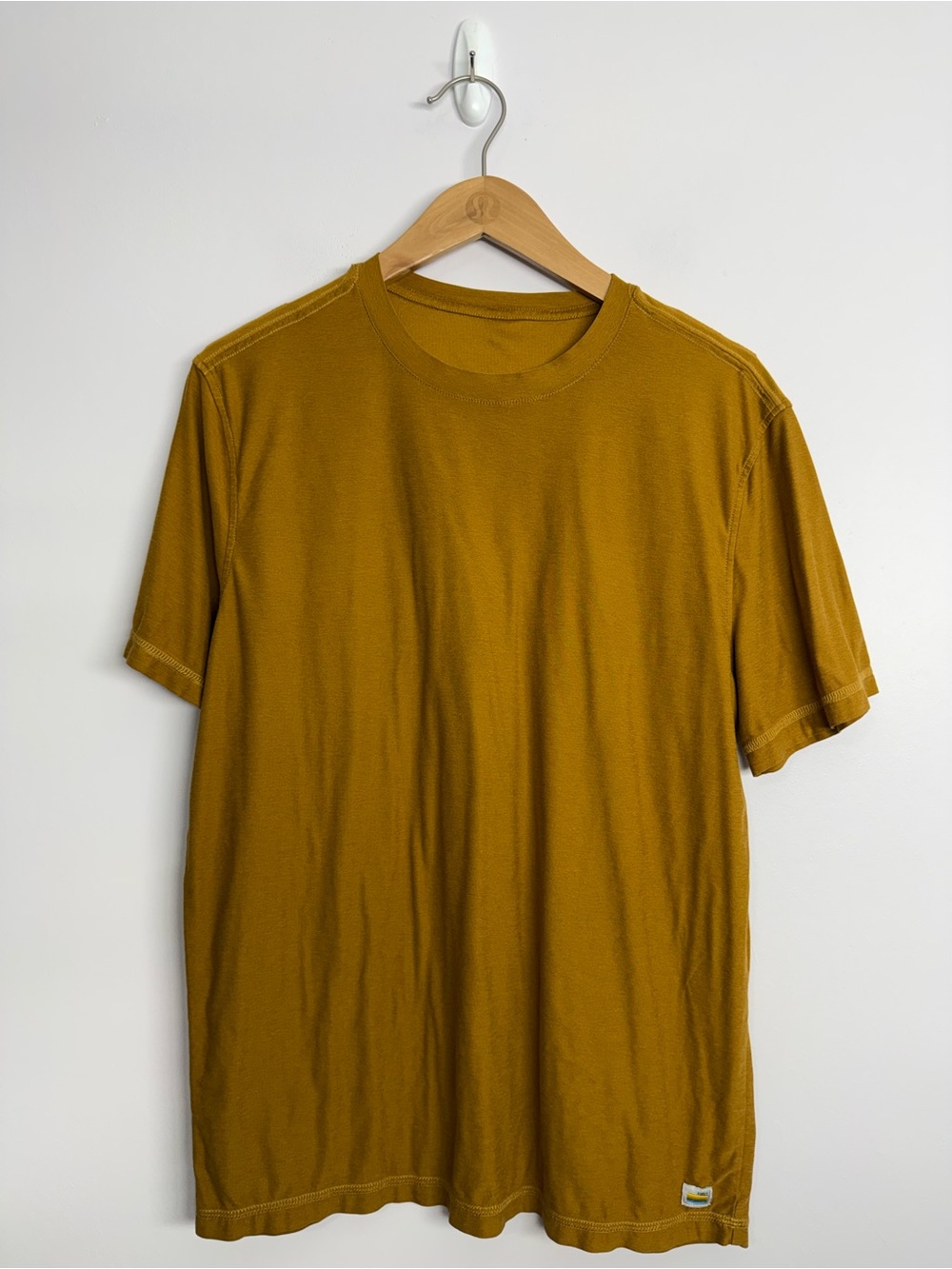 Vuori Strato Tech Short Sleeve Tee Heathered Mustard Size Medium? PTP: 21”
